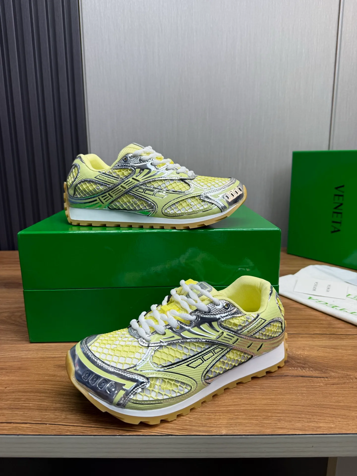 Men's men's shoes 💰620💰 BV top version 𝘽𝙊𝙏𝙏𝙀𝙂𝘼 𝙑𝙀𝙉𝙀𝙏𝘼 Orbit sneakers Wang Yibo same style couple style dad shoes 🩷💚 Runner sneakers, made of lightweight technical mesh fabric. Features a geometric patterned rubber outsole. Pay attention to the package craftsmanship ❕ High version shipping ❗️ Very nice, durable to play with and durable to make ✔️ Standard version 💯💯 The outsole is made of color-blocked TPU outsole. Women’s model 35-41 (40 41 customized) Men’s model 39-46 (45.46 customized) Equipped with original packaging